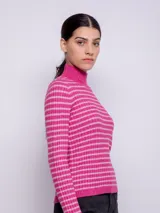 Polera amarilla con cuello alto y diseño a rayas horizontales.