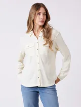 Sobrecamisa de tela texturada tipo waffle, color gris, con cuello camisero, cierre frontal con botones y bolsillos frontales con solapa.