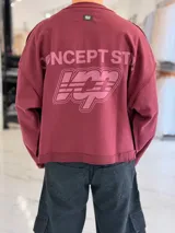 Buzo oversize bordó con diseño de estampado en la espalda, mangas largas y corte holgado.