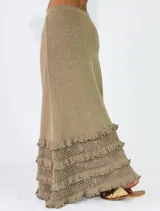 Pollera larga de punto color negro, con diseño ajustado en la parte superior y detalles de volados con textura en el ruedo.