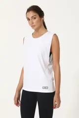 Musculosa blanca de algodón con corte holgado y sisas amplias.