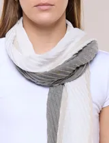 Pashmina plisada beige con detalles de lurex, flecos en los extremos y diseño texturizado.