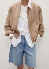 Short vaquero de tiro medio con cinco bolsillos, trabillas para cinto, cierre frontal con cremallera y botón, diseño recto y bajo deshilachado.