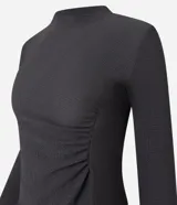 Blusa gris oscuro texturizada de poliéster y elastano, con cuello alto, mangas largas y detalle de fruncido lateral.