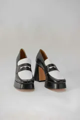 Mocasines color beige con estampado de piel de cocodrilo, plataforma y tacón cuadrado.