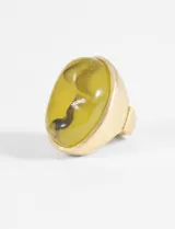 Anillo dorado ajustable con piedra de color verde con diseño abstracto.