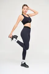 Calza larga de tiro alto color azul marino, con cintura elástica de 4cm con logo en bajo relieve.