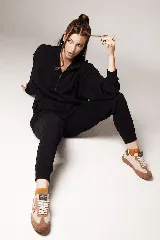 Zapatillas urbanas de cuero color beige con detalles en marrón y suela de goma.