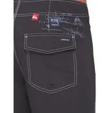 Boardshort de baño Quiksilver modelo Surfsilk de 22 pulgadas, color negro con costuras a contratono y estampa lateral grande con la marca. Cuenta con cintura fija con cordón de ajuste.