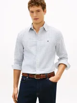 Camisa de cuadros de Tommy Hilfiger, confeccionada en popelín de puro algodón con acabado aterciopelado y tecnología Flex. Presenta diseño de cuadros en tonos celestes y blancos, cuello con botones y el logo bordado en el pecho.