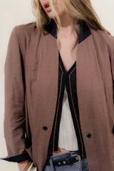 Tapado largo color blanco, de lino y algodón, con cuello en V abierto y sin cierre.