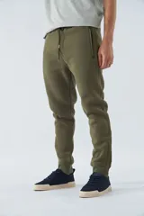 Pantalón de felpa gris para hombre con logo estampado y en goma, bolsillos con cierre, cierres en los tobillos, cintura ajustable y puños.