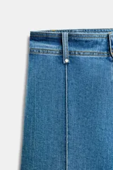 Jeans de tiro alto confeccionados en mezcla de algodón, con diseño de pierna ancha y costura marcada en el delantero. Presenta cintura con trabillas, cierre frontal con cremallera, botón y gancho metálico, y bolsillos de plastrón en la espalda.