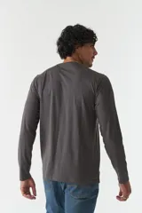 Remera de manga larga para hombre color beige, con cuello redondo y estampado en el frente. Confeccionada en algodón.