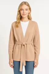 Cárdigan color beige de tejido de punto, con cuello en V, mangas largas y lazo para atar en la cintura.