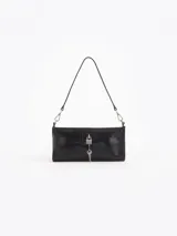 Mini bag estilo baguette confeccionada en cuero vacuno negro con acabado brillante. Cuenta con una manija corta de hombro, herrajes metálicos plateados y detalle frontal de candado con llave colgante.