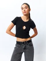 Remera de manga corta color verde lima, ajustada al cuerpo, con un corte cruzado en la parte inferior y un recorte en forma de corazón en el centro del pecho.