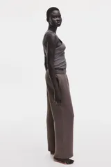 Pantalón deportivo de felpa liviana color marrón, de corte relajado y piernas rectas, con cintura elástica fruncida y bolsillos laterales.