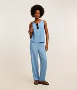 Pantalón recto de jeans celeste con cintura elástica.