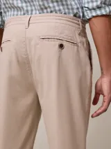 Pantalón azul marino de corte recto, con cintura elástica ajustable con cordón.