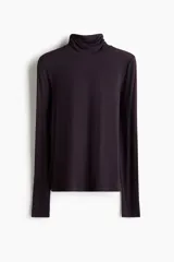 Polera de manga larga confeccionada en punto de viscosa suave, con cuello alto y diseño ajustado.