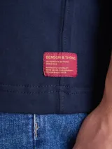Remera lisa de algodón pesado color azul marino, de manga corta y cuello redondo.