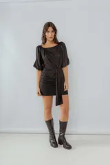 Vestido corto de lino con acabado brillante, mangas globo y escote redondo. Presenta un diseño ajustado con un lazo integrado en la cintura que permite regular el calce.