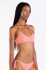 Top de bikini con tirantes halter y diseño a rayas con efecto metalizado brillante.