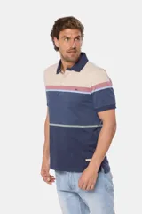 Remera polo de manga corta con diseño de franjas horizontales en tonos azul, gris, verde y detalles en rosado. Cuenta con cuello clásico y cierre frontal de botones.