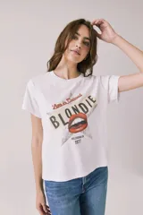 Remera blanca de algodón con estampa frontal inspirada en la banda Blondie, que incluye una estrella, el texto 'Live in Concert' y un diseño de labios.
