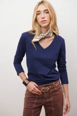 Remera de manga larga con escote en V, confeccionada en algodón de doble capa con textura suave y ajuste al cuerpo.