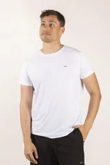 Remera deportiva blanca de poliéster con logo en el pecho.