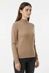Polera de viscosa con cuello alto y ajuste al cuerpo, de manga larga y diseño minimalista.