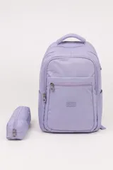 Mochila color lila de poliéster, con múltiples compartimentos con cierre, bolsillos laterales y asa superior. Incluye una cartuchera a juego.