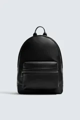 Mochila de diseño minimalista en color negro con acabado grabado. Cuenta con un compartimento principal con cierre de cremallera, un bolsillo frontal con cierre y un compartimento posterior acolchado para dispositivos electrónicos. Incluye asa de mano superior y dos asas de hombro ajustables.