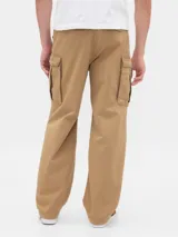 Pantalón cargo de corte recto y holgado, color negro, con bolsillos laterales tipo cargo y bolsillos traseros.