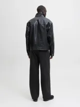 Pantalón negro de tiro alto y corte wide leg, con pliegues frontales y confeccionado en algodón.