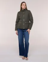 Campera capitoneada verde militar de la línea Weatherproof, con diseño a rombos, cuello alto mao, cierre frontal con cremallera y botones a presión dorados, bolsillos frontales con solapa y trabas de ajuste en la cintura.