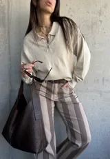 Sweater de punto color beige, con cuello polo y cierre frontal de botones, de manga larga con puños elásticos y diseño texturizado de rombos.