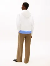 Buzo blanco de algodón con capucha y cordón ajustable. Logo de Tommy Hilfiger bordado en el pecho.