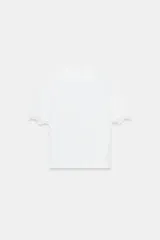 Camiseta blanca de manga corta y cuello redondo, confeccionada en hilatura de algodón con detalle de aplicación de encaje a tono en las mangas y los laterales.