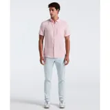 Camisa de hombre color rosado, de lino, con cuello abotonado, manga corta, corte clásico y bolsillo en el pecho.