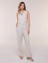 Pantalón wide leg de lino color beige, con silueta amplia, pretina con pasacintos, bolsillos laterales con detalles bordados a contraste y ruedo ancho.