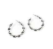 Par de aros plateados con forma de medio aro y eslabones tipo granos de café.