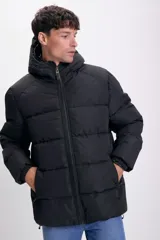 Campera puffer negra con diseño capitoneado, cierre frontal completo y capucha integrada.