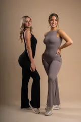 Enterito deportivo gris con logo en el pecho.