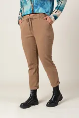 Pantalón color tostado, de corte recto, con cintura elástica ajustable con cordón y bolsillos laterales.