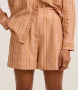 Short de algodón a rayas verticales color naranja con hilo metalizado, de cintura alta y corte recto.