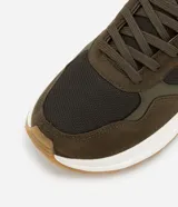 Championes de hombre marca Viko, estilo jogging, color verde oscuro, marrón y beige. Capellada de poliuretano con recortes contrastantes, ajuste con cordones y suela de PVC.