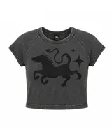 Baby tee ajustada y corta de color gris desgastado, con mangas cortas raglán, cuello redondo y estampa frontal de una criatura mítica y estrellas en negro.